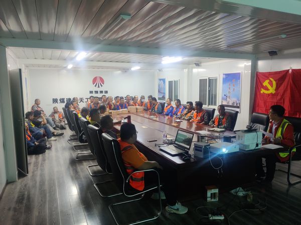 陜煤建設(shè)天工公司安裝一部：迎高溫、戰(zhàn)酷暑 確保汽車卸煤溝安裝工程如期交付