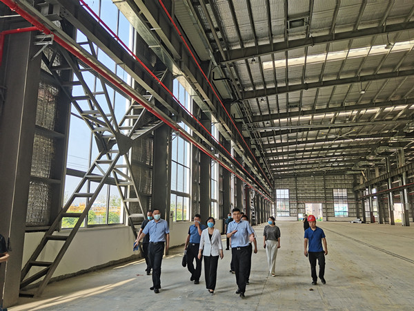 河南省長(zhǎng)葛市市長(zhǎng)張曉麗一行深入陜煤建設(shè)渭南分公司河南龐源塔式起重機(jī)項(xiàng)目調(diào)研指導(dǎo)工作