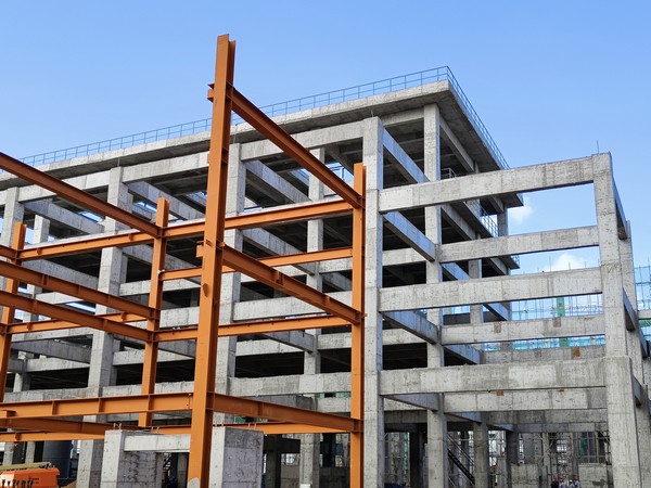 陜煤建設(shè)洗選煤運(yùn)營(yíng)公司第七項(xiàng)目部甲醇合成氣壓縮A土建施工工程順利封頂