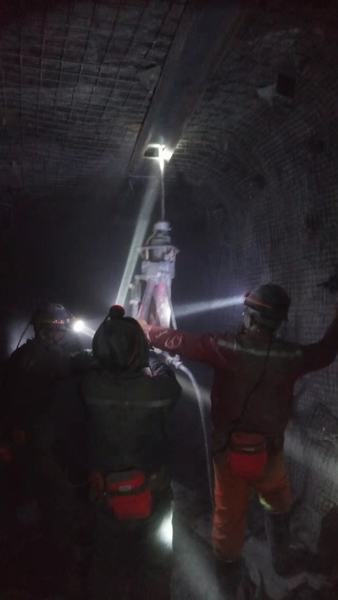 陜煤建設礦建二公司車村項目部3102工作面運輸順槽順利貫通