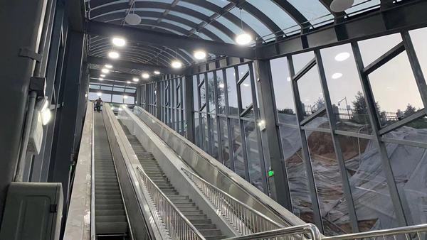 陜煤建設(shè)韓城分公司承建的檸條塔礦安培中心扶梯玻璃通道工程順利交付使用