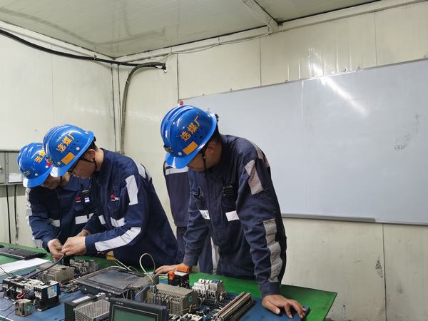 陜煤建設(shè)洗選煤運(yùn)營公司紅柳林洗煤廠項(xiàng)目部： “小舉措”護(hù)好安全“大屏障”
