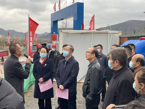 綏德縣副縣長萬雁一行蒞臨陜煤建設(shè)路橋分公司綏德縣第二凈水廠項目檢查指導(dǎo)工作