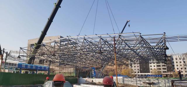 陜煤建設韓城分公司承建的王峰礦井副井工業(yè)場地提升機房 網(wǎng)球屋架順利吊裝完成