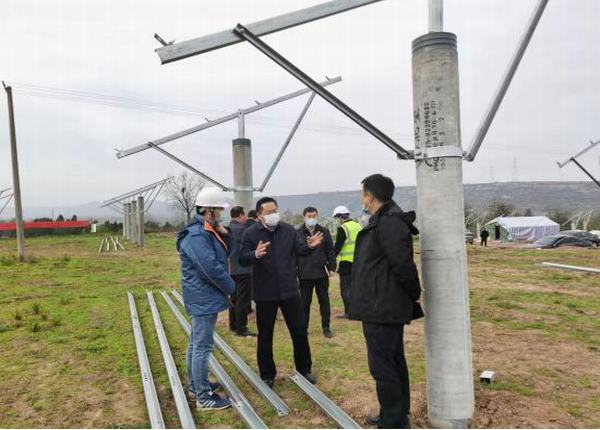 寶雞市聯(lián)合督查組梁武一行蒞臨隴縣110MW 農(nóng)光互補發(fā)電項目進行調(diào)研指導