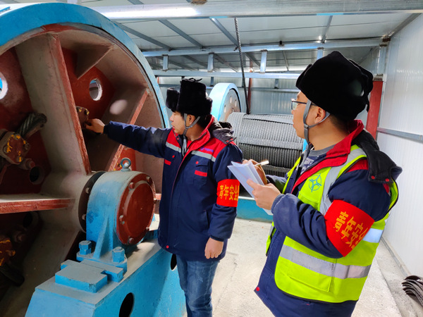 陜煤建設(shè)礦建三公司：隨手拍，看青安崗員另類(lèi)“show”安全