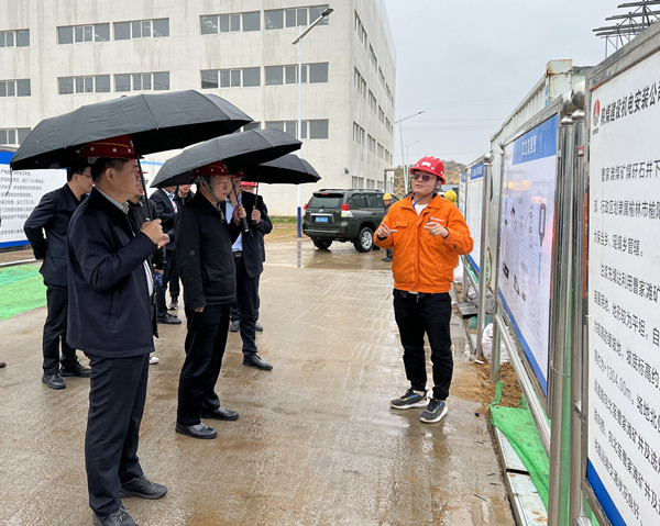 榆林市副市長王華勝蒞臨陜煤建設(shè)機(jī)電安裝公司施工現(xiàn)場進(jìn)行環(huán)保調(diào)研