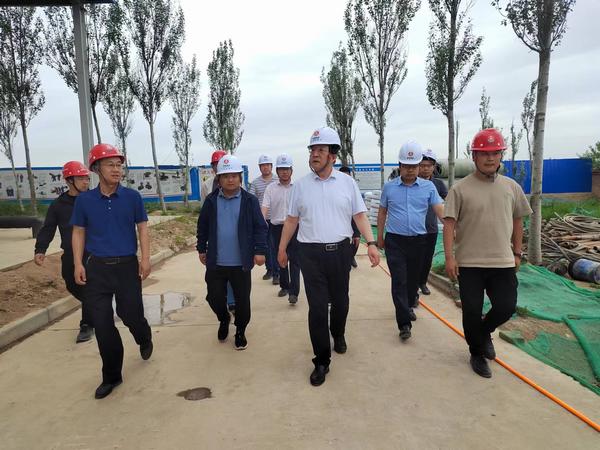 陜西彬長集團(tuán)有限公司董事長、黨委書記白永明一行蒞臨陜煤建設(shè)路橋分公司彬長項(xiàng)目部檢查