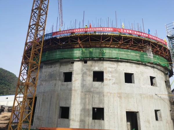陜煤建設(shè)咸陽分公司雙龍煤業(yè)儲(chǔ)煤設(shè)施改造項(xiàng)目滑模施工順利開滑