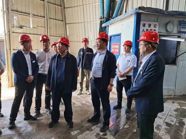 陜煤股份有限公司常務(wù)副總經(jīng)理李孝波、彬長礦業(yè)有限公司總經(jīng)理焦小年蒞臨陜煤建設(shè)礦建二公司第一項(xiàng)目部檢查指導(dǎo)工作