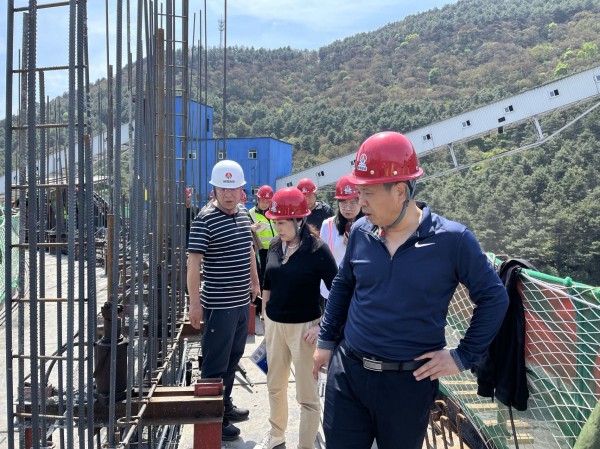 煤炭工業(yè)邯鄲工程造價(jià)管理站站長叢樹茂一行蒞臨陜煤建設(shè)咸陽分公司雙龍項(xiàng)目部實(shí)地調(diào)研