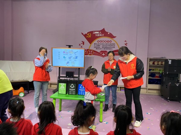 陜煤建設(shè)機(jī)電安裝公司垃圾分類進(jìn)校園爭(zhēng)做環(huán)保“小達(dá)人”