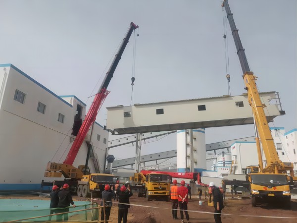 陜煤建設(shè)渭南分公司第十二項(xiàng)目部承建的小保當(dāng)選煤廠成品矸石緩沖倉(cāng)至8004驅(qū)動(dòng)間帶式輸送棧橋順利吊裝完成