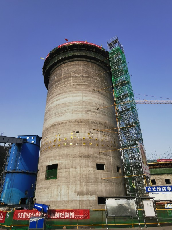 陜煤建設(shè)咸陽(yáng)分公司雙龍煤業(yè)儲(chǔ)煤設(shè)施改造項(xiàng)目掘進(jìn)倉(cāng)順利封頂