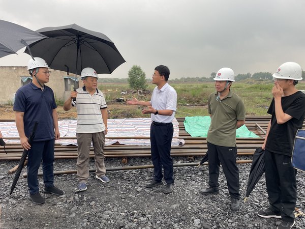 西安鐵路監(jiān)管局、陜西省交通廳檢查組一行蒞臨靖神鐵路孟紅聯(lián)絡(luò)線王則灣大橋調(diào)研指導(dǎo)工作