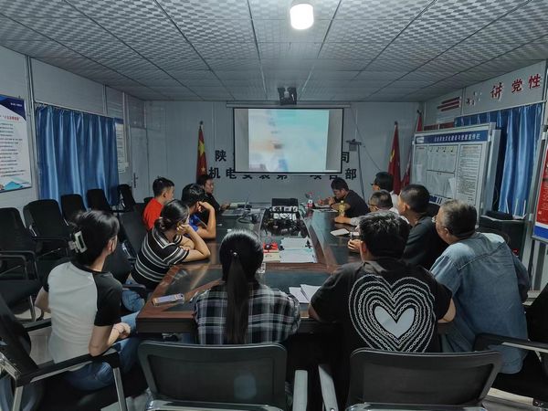 陜煤建設(shè)天工公司安裝一部順利完成胡家河（孟村）站系統(tǒng)配電控制工程箱變及配電柜吊裝任務(wù)