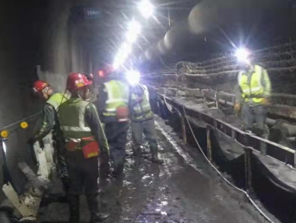 陜煤建設(shè)機(jī)電安裝公司順利完成小保當(dāng)一號(hào)礦膠運(yùn)順槽帶式輸送機(jī)