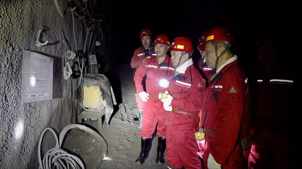 國(guó)家礦山安全監(jiān)察局陜西局監(jiān)察執(zhí)法四處處長(zhǎng)何加省蒞臨陜煤建設(shè)礦建二公司第二項(xiàng)目部檢查指導(dǎo)工作