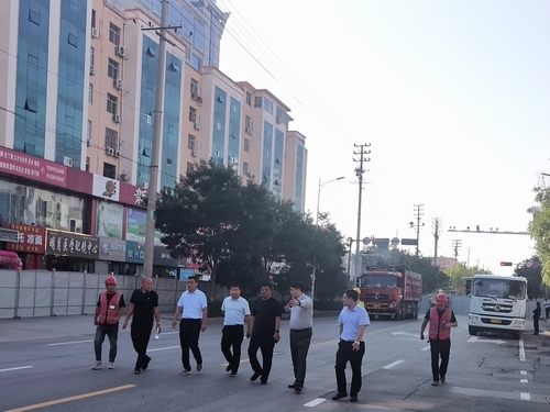 榆林市住建局黨組書(shū)記、局長(zhǎng)紀(jì)磊一行蒞臨上郡北路道路綜合整治提升工程檢查指導(dǎo)工作