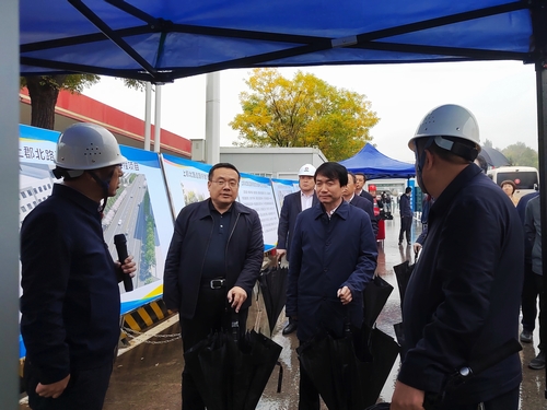 榆林市委副書記、市長(zhǎng)張勝利一行蒞臨陜煤建設(shè)承建的上郡北路道路綜合整治提升項(xiàng)目觀摩指導(dǎo)工作