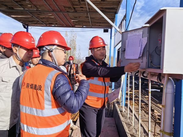 陜煤建設(shè)天工公司新疆第一項(xiàng)目部開展“小問題、大隱患、堵漏洞、保安全”活動(dòng)