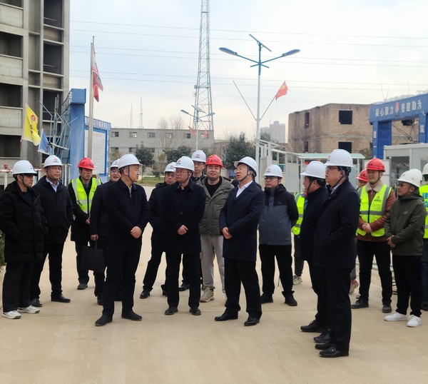 銅川礦業(yè)有限公司黨委書記、董事長(zhǎng)路根奎一行蒞臨陜煤建設(shè)銅煤公司承建的銅煤三號(hào)居住區(qū)檢查指導(dǎo)工作
