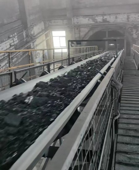 陜煤建設(shè)機(jī)電安裝公司涌鑫項(xiàng)目部：攻堅克難換膠帶 齊心協(xié)力保安全?