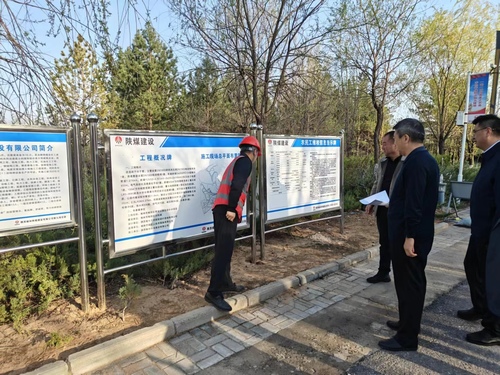 中共榆林市榆陽區(qū)委書記李忠宏一行到陜煤建設(shè)榆林公司承建的季鸞公園生態(tài)補水項目檢查指導(dǎo)