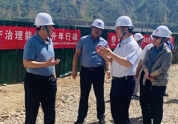 陜煤集團基本建設(shè)部高級主任師楊景輝一行蒞臨陜煤建設(shè)天工公司承建的胡孟改擴建項目檢查指導(dǎo)工作