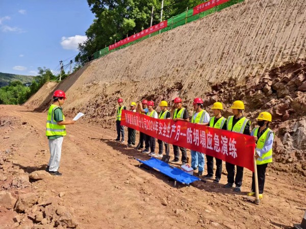 陜煤建設(shè)咸陽(yáng)分公司第六項(xiàng)目部開(kāi)展防坍塌應(yīng)急救援演練