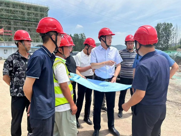 陜西建材科技公司董事長張超暉深入黃陵年產(chǎn)40萬立方煤矸石制陶粒項目進行調(diào)研指導