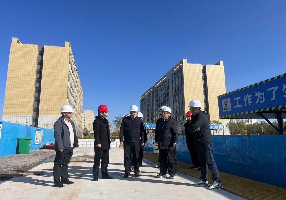 鄂爾多斯市代建中心及應(yīng)用技術(shù)學院校方對鄂爾多斯市應(yīng)用技術(shù)學院項目進行調(diào)研