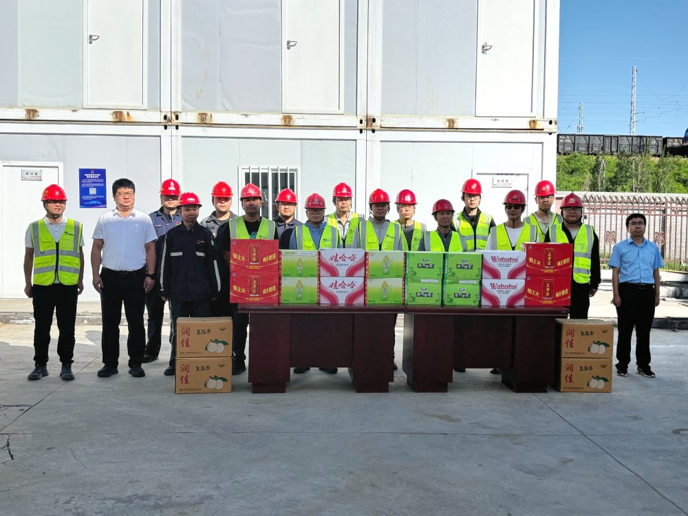 陜西小保當?shù)V業(yè)有限公司總經(jīng)理薛曉強一行深入陜煤建設(shè)第二直屬項目部開展“送清涼”慰問活動