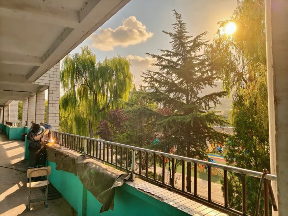 助力地方教育，護(hù)航學(xué)子平安——陜煤建設(shè)礦建二公司安裝項(xiàng)目部為卓立小學(xué)教學(xué)樓安裝防護(hù)欄桿