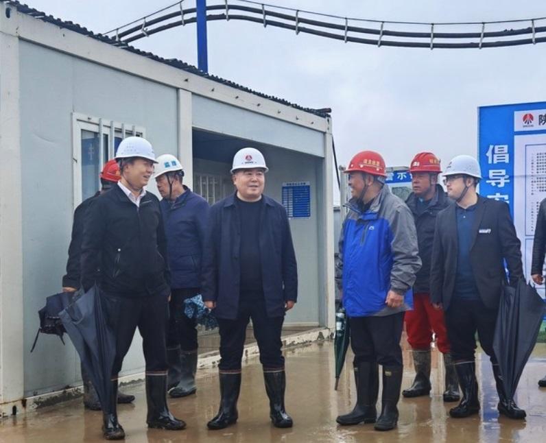 彬長集團副總經(jīng)理萬近礦蒞臨小莊煤礦義門風(fēng)井項目35KV變電站工程現(xiàn)場視察指導(dǎo)工作