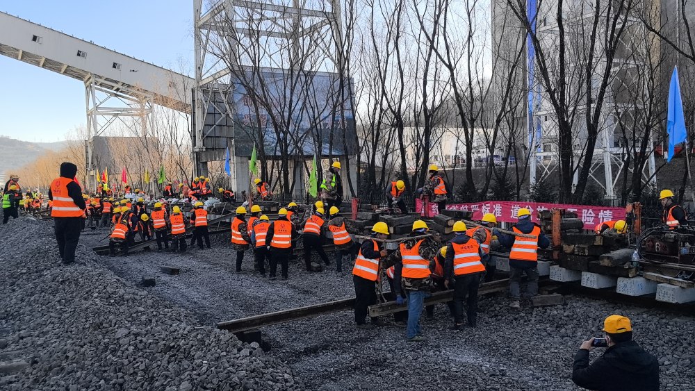 極限挑戰(zhàn)！“天窗”點啃下鐵路道岔施工硬骨頭