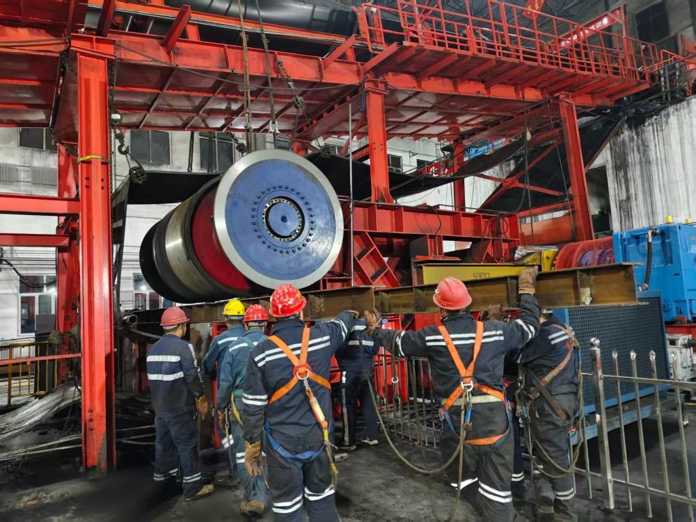 節(jié)日攻堅顯擔當 設備升級保運行